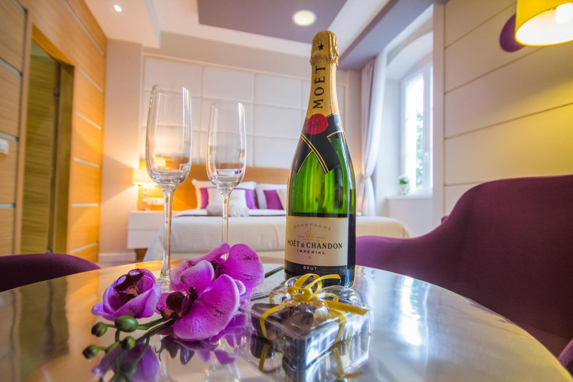 Peninsula Luxury Rooms Zara Esterno foto